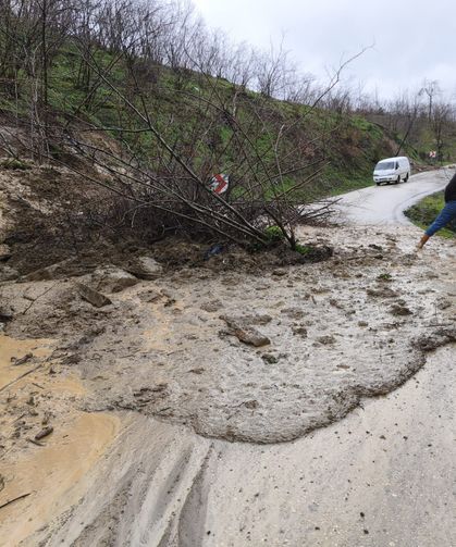 Cide’de peş peşe heyelanlar yaşanıyor