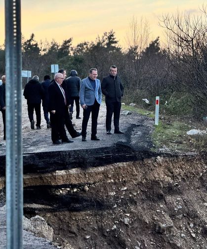 Sevgilioğlu’ndan Cide’de çöken sahil yolunda inceleme