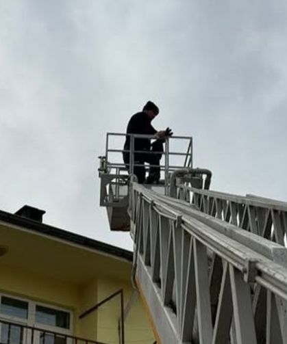 Üç katlı binanın çatısında zorlu operasyon!