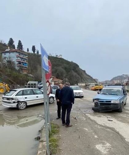 İnebolu Otogarı önünde iki otomobil çarpıştı