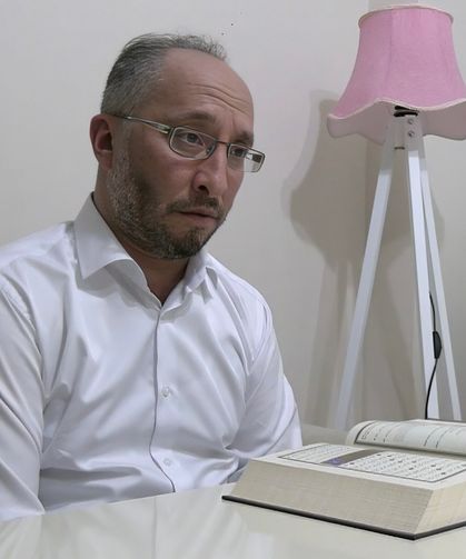 Sadece ezberlemedi, sayfa sayfa zihnine kazıdı