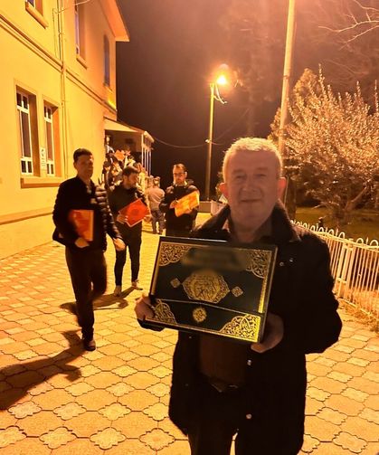 Kastamonulu iş insanı, Kadir Gecesi’nde onlarca Kur'an dağıttı