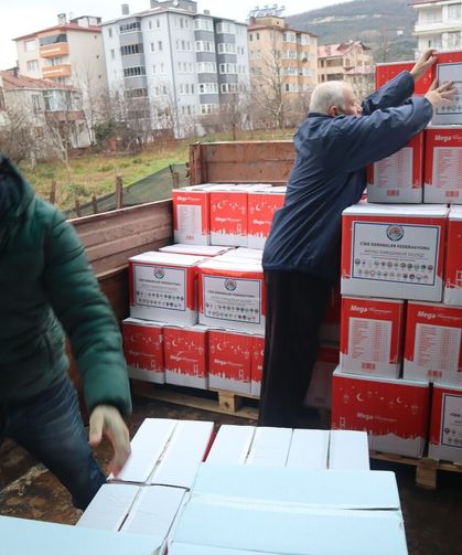 Cide Dernekler Federasyonu 1300 aileye el uzattı