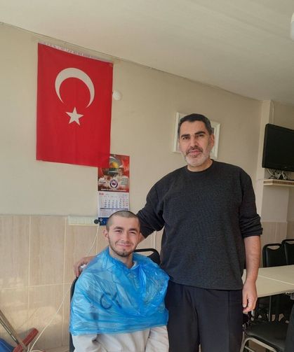 Cide’de askere giden gençlerin tıraşını köyün imamı yapıyor