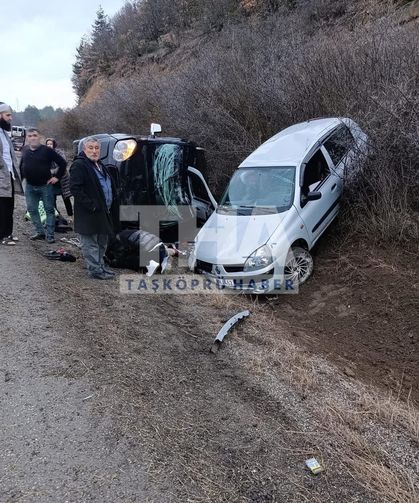 Yardım etmek istediler, otomobil çarptı: 2 yaralı