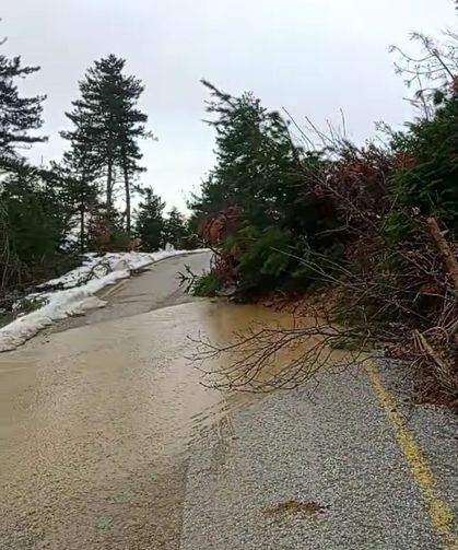 Kastamonu'da o yolda yaşanan heyelan trafiği tıkadı