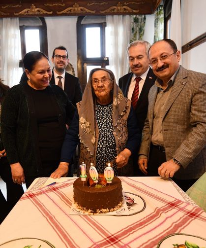 Kastamonulu Atiye Teyze'nin 100. yaşı sürpriz doğum günü ile kutlandı
