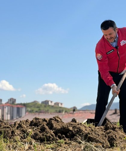 Kastamonulu Belediye Başkanı bademin karşılığını emeğiyle ödedi