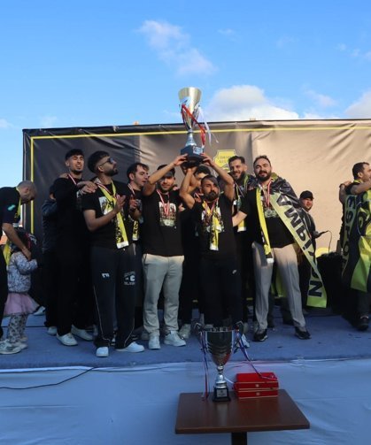 Cide Belediyespor şampiyonluk kupasını coşkuyla kaldırdı