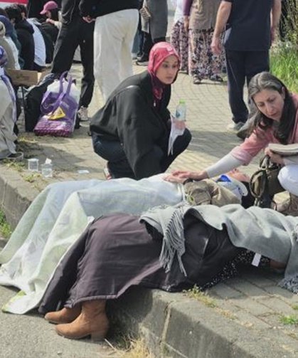 Halk otobüsü otomobilin üzerine devrildi: 46 yaralı