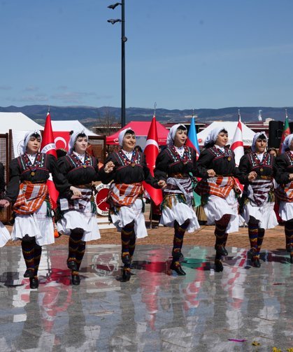 Kastamonu Üniversitesi’nde Nevruz ateşi yakıldı, gösteriler büyüledi