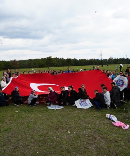 Kastamonu’da 23 Nisan çocukları, uçurtmalarla gökyüzünü renklendirdi