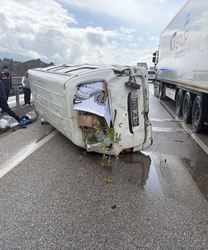 Kastamonu'da minibüs devrildi