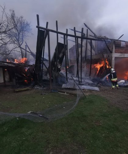 Samanlık ve kurulukta yangın çıktı