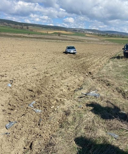 Kastamonu'da yoldan çıkan otomobil tarlaya uçtu
