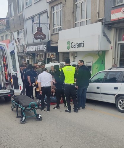 Motosiklet otomobile çarptı, sürücü yaralandı