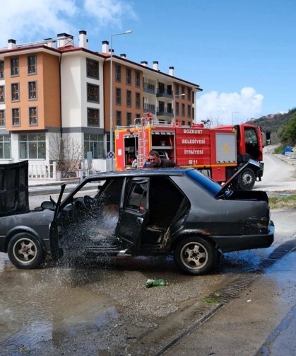 Yakıt aldı, çıkışta otomobil alev aldı