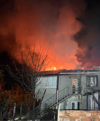 İki katlı ev alevlere teslim oldu