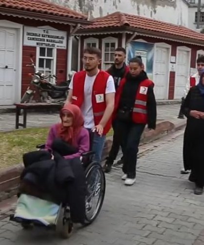 Habibe teyzenin 60 yıllık hasreti gönüllülerle son buldu