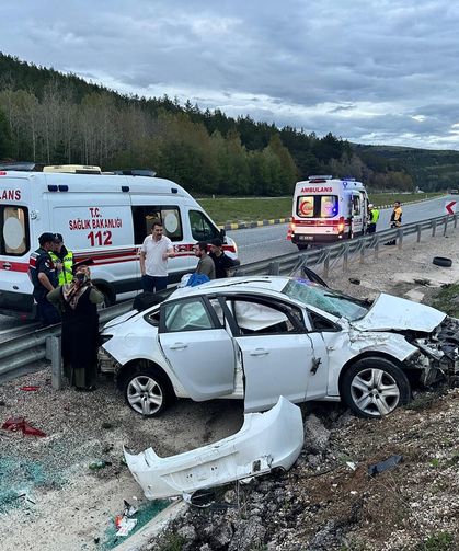 Kastamonu’da otomobil su kanalına çarptı: 4 yaralı!