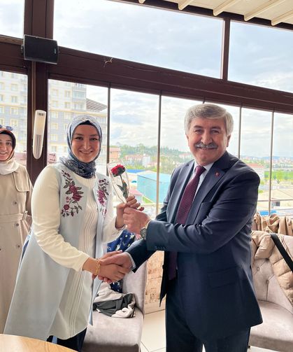 Kebeci’den annelere karanfilli kutlama