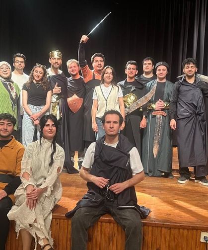 KÜ öğrencilerinin sahnelediği oyun miniklerden büyük alkış aldı