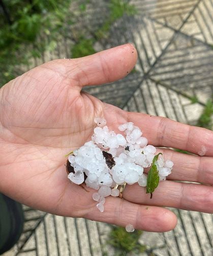 Kastamonu'da gökyüzü delindi: Dolu yağdı, rögarlar taştı!