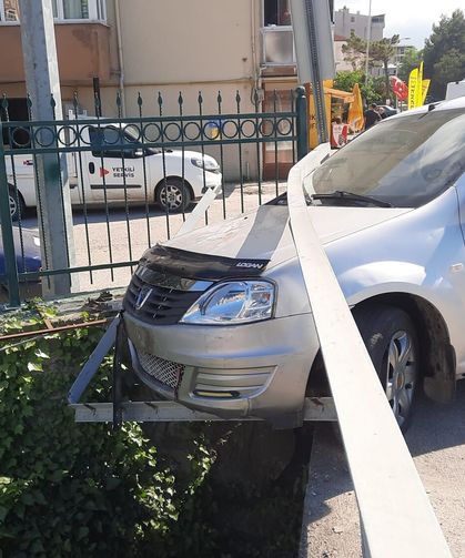 Cide'de korkutan kaza: Otomobil köprüde asılı kaldı