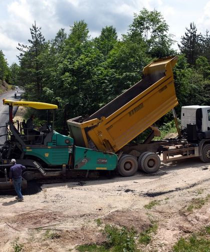 Azdavay’da grup yolunda sıcak asfalt çalışması başladı