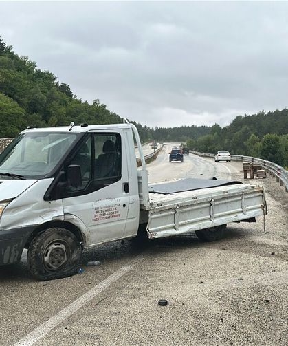 Kastamonu'da savrulan arı yüklü kamyonet bariyerlere çarptı