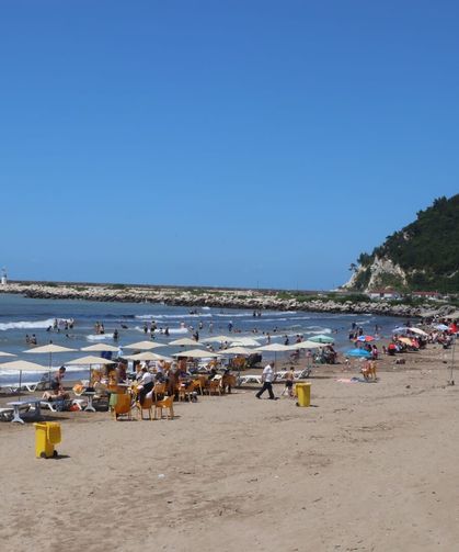 Cide’de dalga ve rüzgâra rağmen plajlar doldu