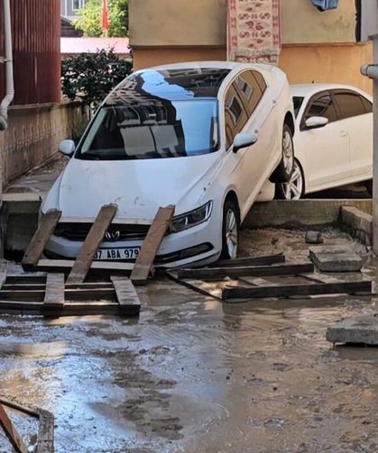 Cide'de selin yaraları sarılıyor: 800 personel sahada