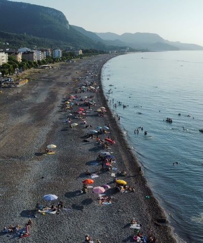 Cide'de tatilciler gün batımına kadar denizin keyfini çıkarıyor