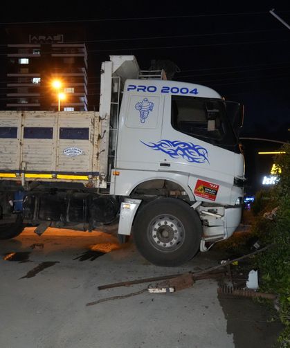 Direksiyon başında fenalaştı, kamyonla duvara çarptı