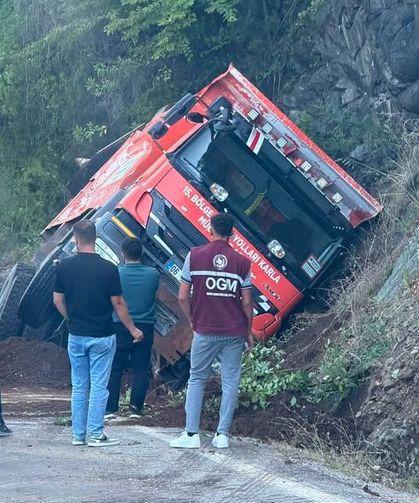 İnebolu-Doğanyurt yolunda hafriyat kamyonu devrildi