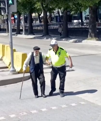 Kastamonu’da trafik polisinin örnek hareketi yürekleri ısıttı