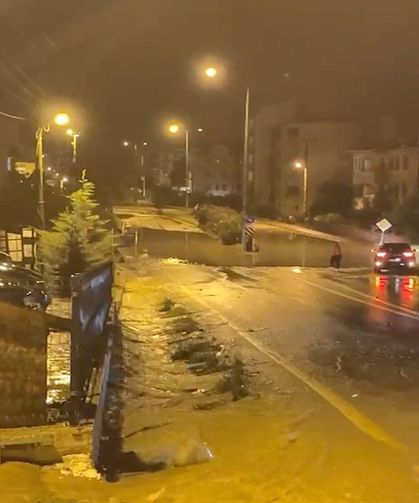 Cide’de sağanak su baskınlarına yol açtı