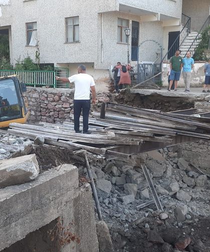 Cide’de selde hasar gören köprü yenileniyor