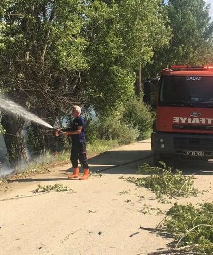 Kastamonu’da direkten çıkan kıvılcımlar yangına yol açtı