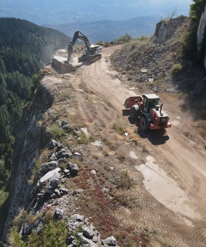 Kastamonu'da selin yıktığı yollara 40 kilometre uzaktan kaya taşınıyor