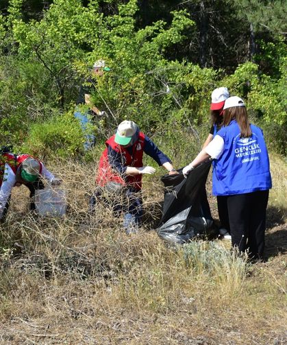 Kastamonu’da yangın riskine karşı yüzlerce kilo çöp toplandı