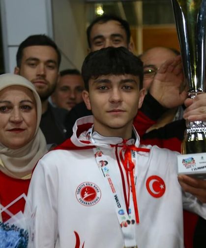 Kastamonu, İsrailli rakibini yenen dünya şampiyonunu omuzlarda karşıladı