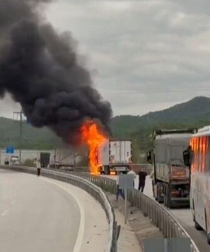 D100 Karayolu'nda panik: Tır alev aldı