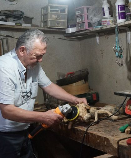 Kastamonu’da elleriyle kurumuş ağaçlara ikinci hayatı veriyor