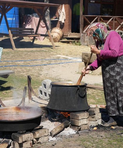 Kastamonu'da kadınların kış mesaisi: Elmalar pekmeze dönüşüyor