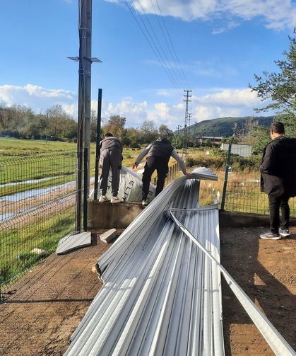 Cide’de fırtına işyerlerine zarar verdi