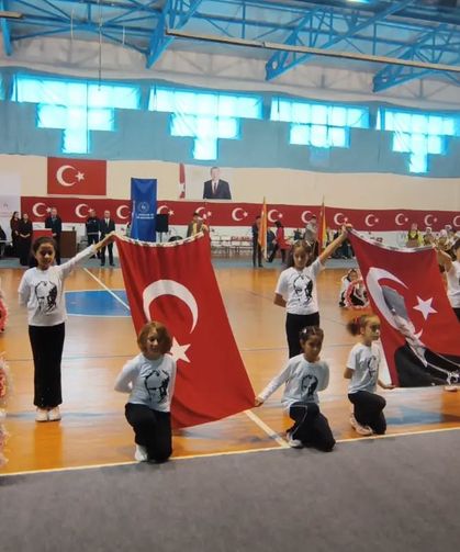 Yağmur yarıda bırakmıştı, coşku salonda devam etti