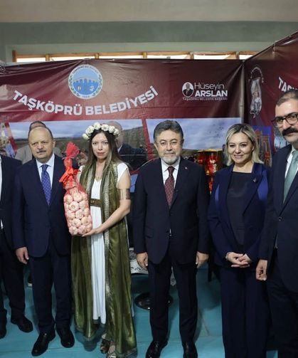 Kastamonu Günleri’nde Bakan Yumaklı'ya Taşköprü sarımsağı ikramı