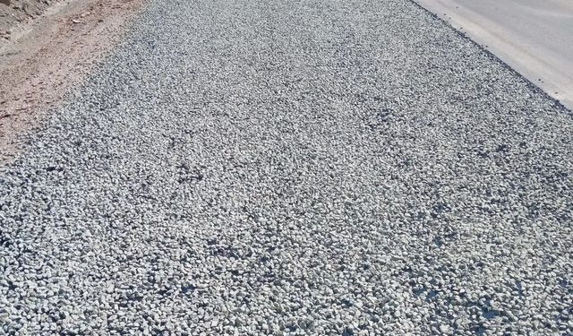 Mıcır tarlasına dönen yol, vatandaşı isyan ettirdi!