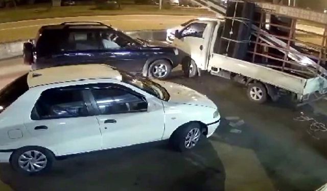 Bartın'da acemi sürücünün fıkra gibi kazası: İki kere aynı kamyonete çarptı!